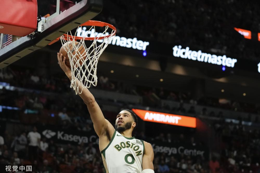 他接到传球 他接到传球